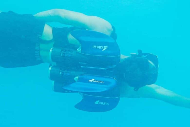Un plongeur avec un jetpack.