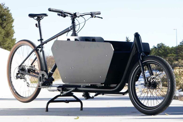 Un vélo cargo fait avec un kit de conversion.