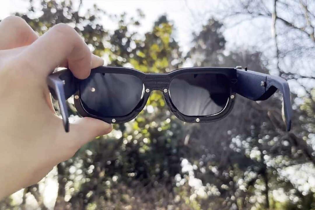 Une paire de lunettes contre l'épilepsie.