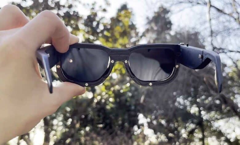 Une paire de lunettes contre l'épilepsie.