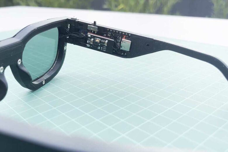 Une paire de lunettes intelligentes.