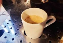 Une tasse de café qui vient de couler.