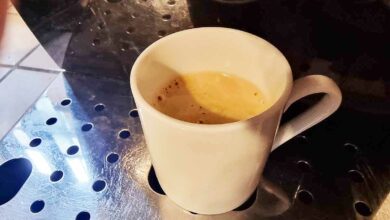 Une tasse de café qui vient de couler.