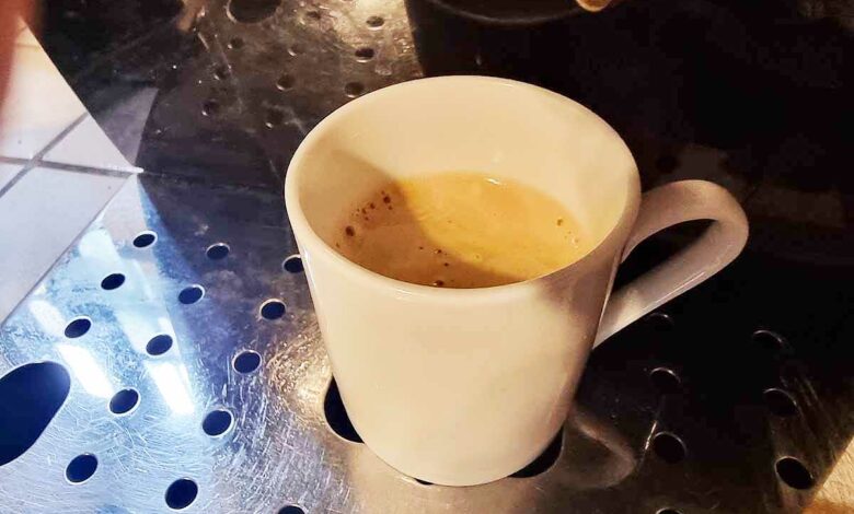Une tasse de café qui vient de couler.