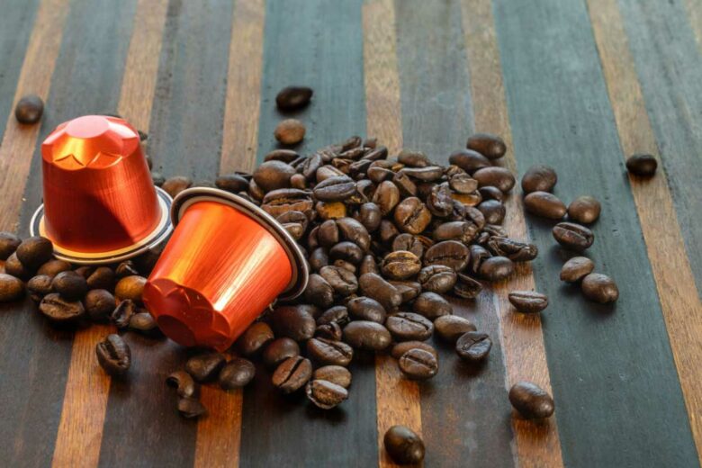 Des dosettes et des grains de café.