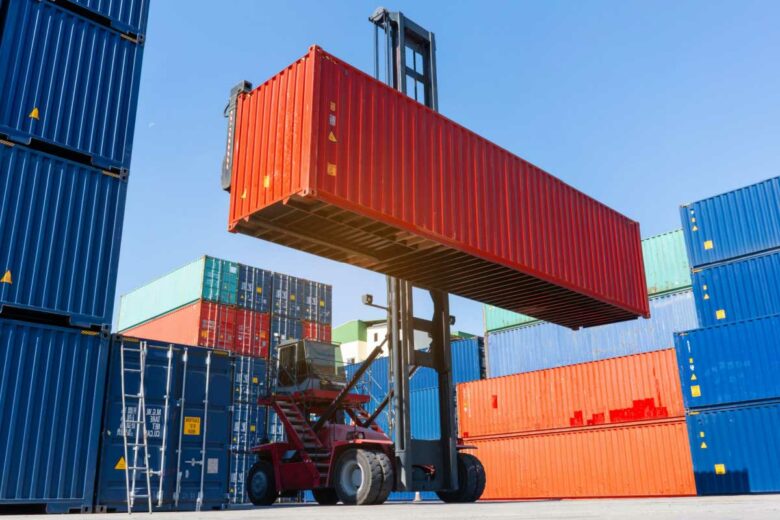 Un conteneur maritime sur une zone portuaire.