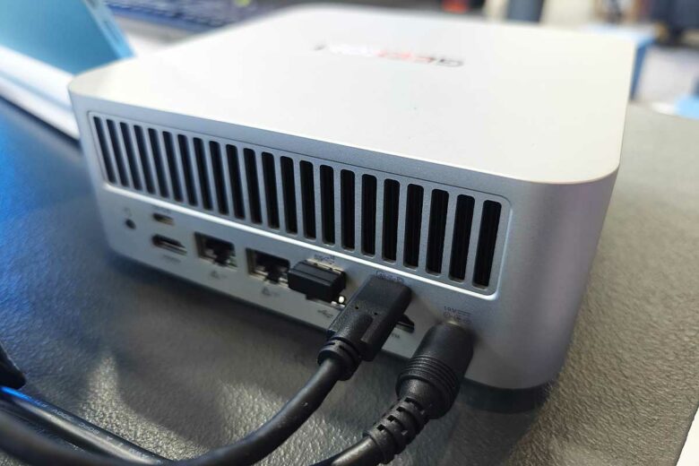 De nombreux emplacements pour la connectique.