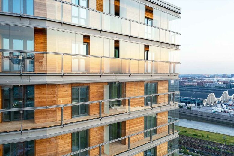 Des balcons en verre sur un immeuble.