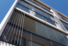 Une façade avec des balcons vitrés.