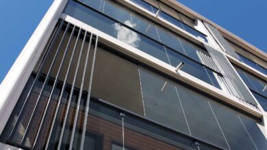 Une façade avec des balcons vitrés.