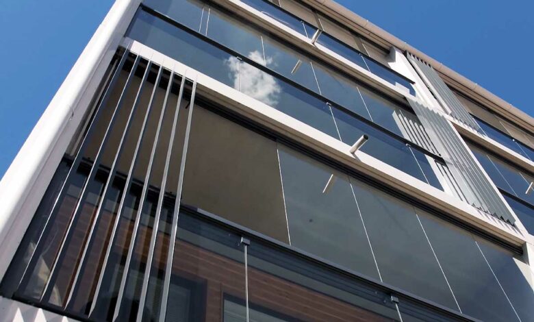 Une façade avec des balcons vitrés.