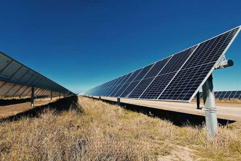 Une rangée de panneaux solaires.