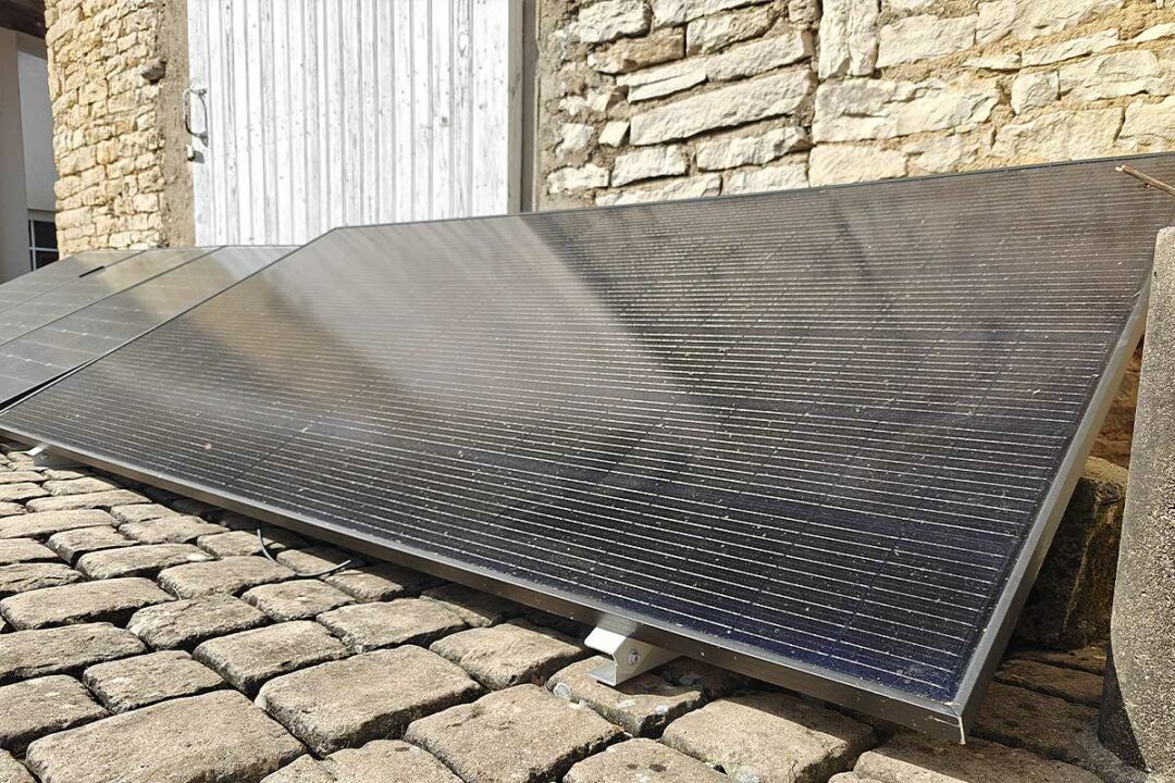 Des panneaux solaires installés au sol.