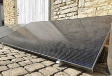 Des panneaux solaires installés au sol.