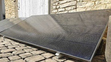 Des panneaux solaires installés au sol.