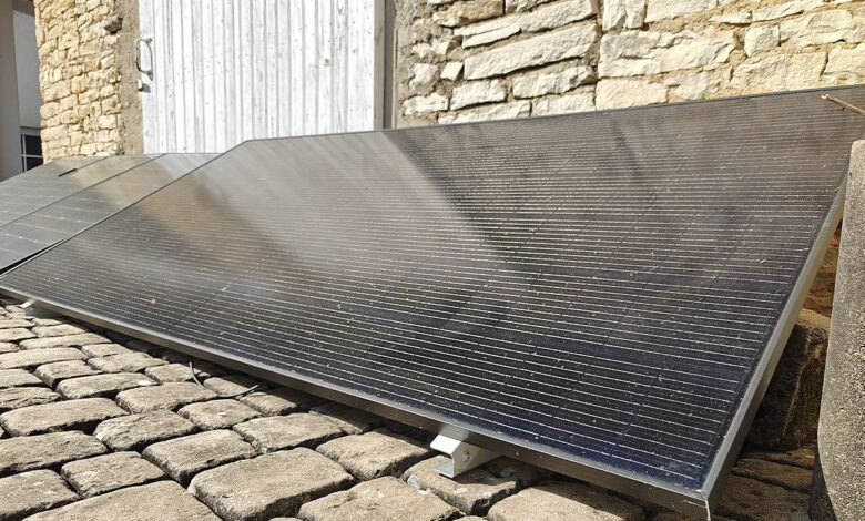 Des panneaux solaires installés au sol.
