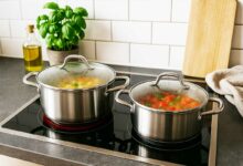 Deux casseroles mijotent sur une plaque à induction.