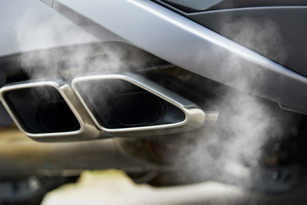 Un pot d'échappement et les gaz qui en sortent.