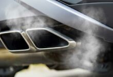 Un pot d'échappement et les gaz qui en sortent.