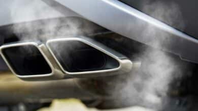 Un pot d'échappement et les gaz qui en sortent.
