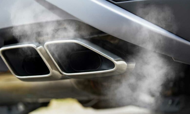 Un pot d'échappement et les gaz qui en sortent.