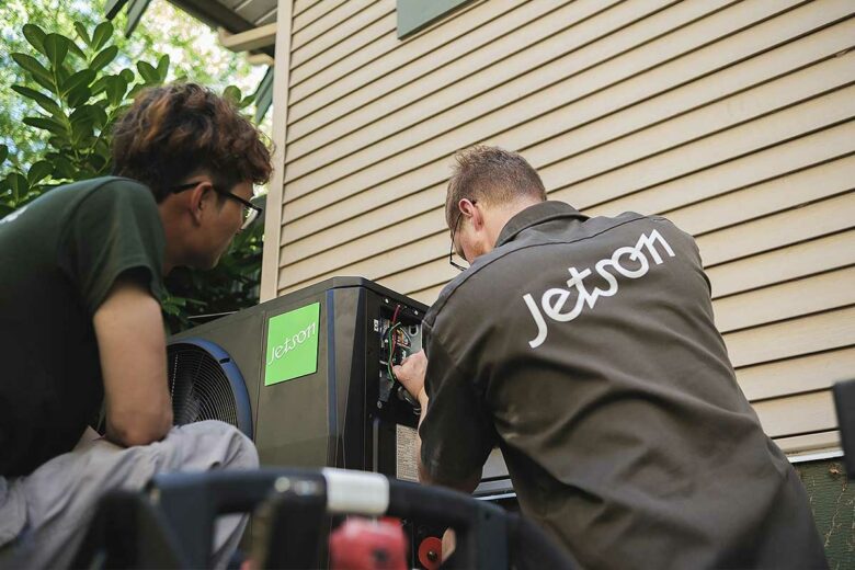 Des techniciens installent une PAC Jetson.