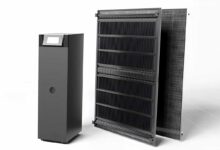 Le système Dualsun MAX composé d'une unité intérieure et de panneaux solaires thermiques.