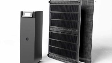 Le système Dualsun MAX composé d'une unité intérieure et de panneaux solaires thermiques.