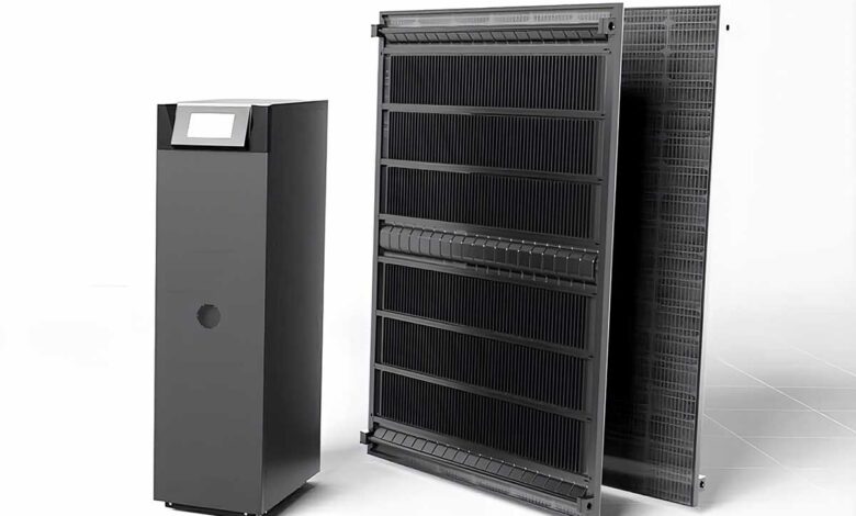 Le système Dualsun MAX composé d'une unité intérieure et de panneaux solaires thermiques.