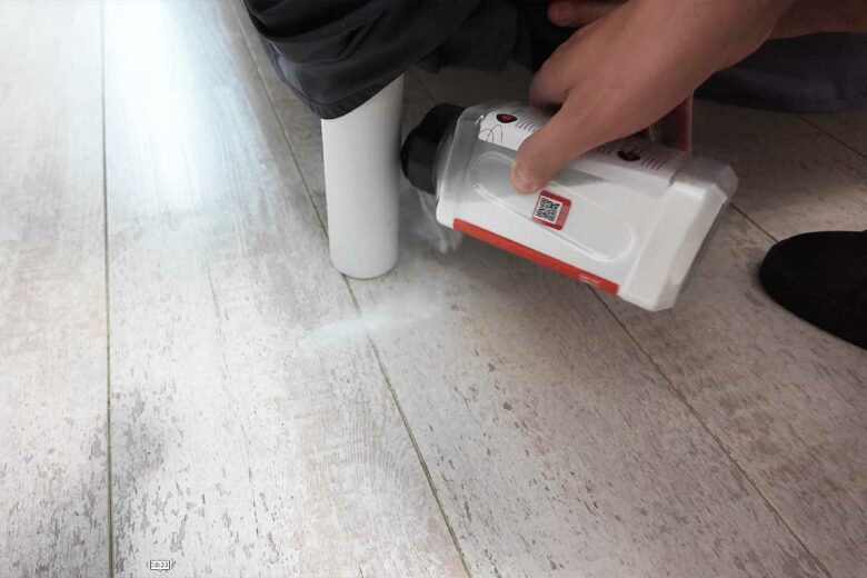 Application de poudre autour des pieds de lit.