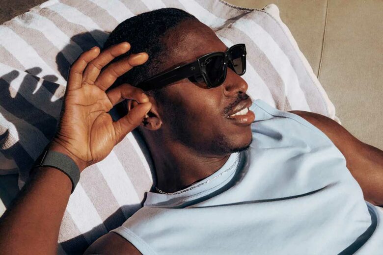 Un homme porte des Meta Ray ban display et navigue dans les menus en pinçant ses doigts.