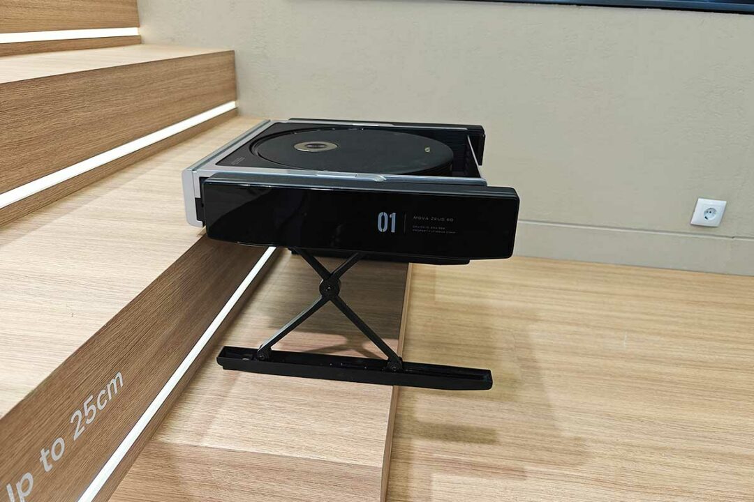 Un robot aspirateur monte des escaliers, du jamais vu.