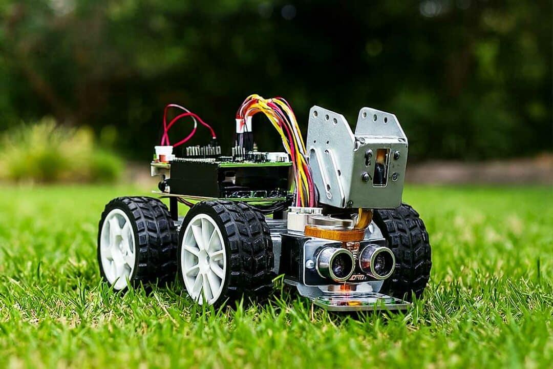 Un robot qui élimine les mauvaises herbes avec un laser.
