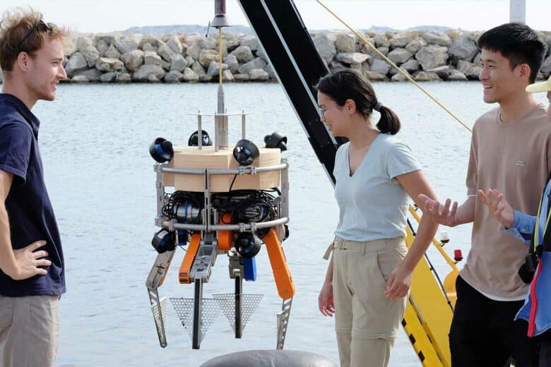 Des chercheurs du projet Seaclear dans la pince de récupération robotisée.