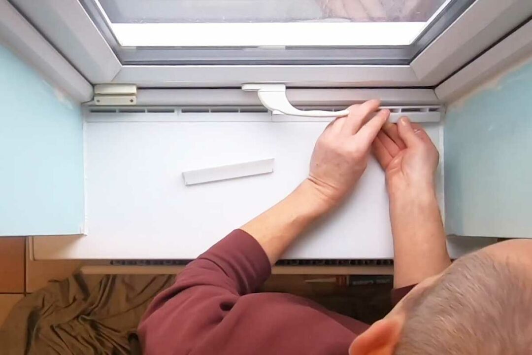 Un homme installe un système Thermocill.
