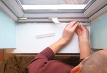 Un homme installe un système Thermocill.