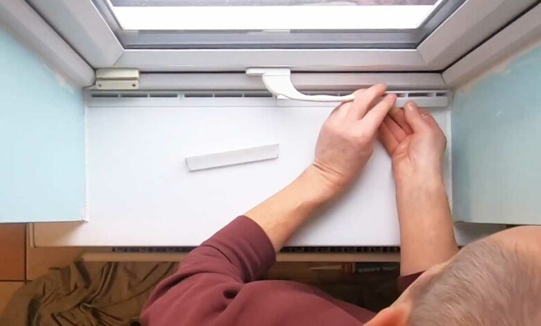 Un homme installe un système Thermocill.