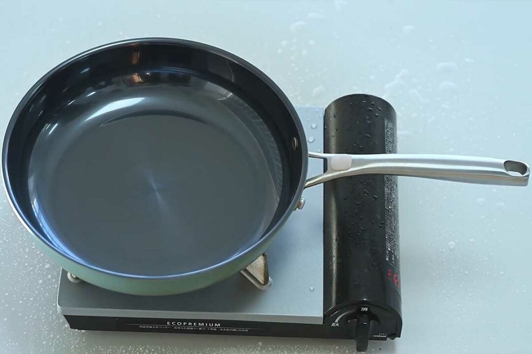 Une poêle sur une plaque de cuisson.