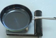 Une poêle sur une plaque de cuisson.