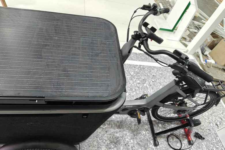 Un vélo cargo doté de panneaux solaires.