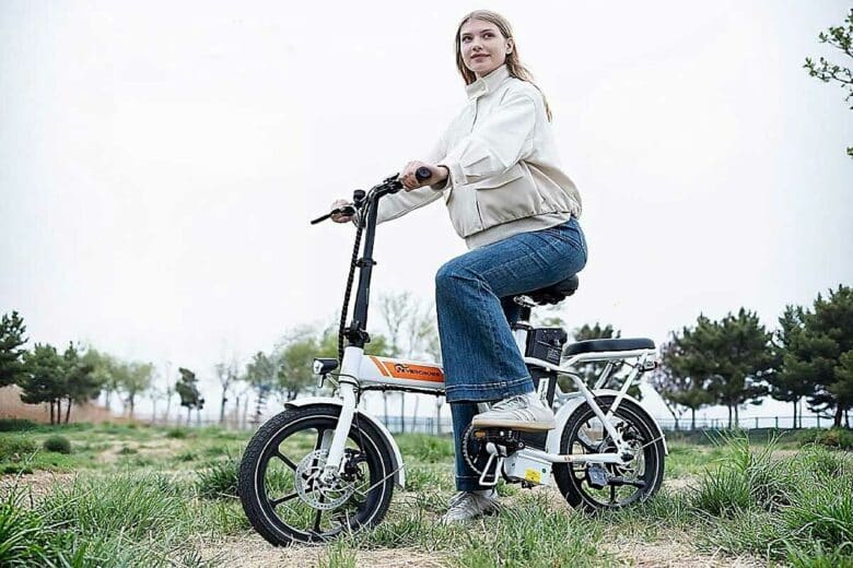 Une jeune femme sur un vélo pliant.