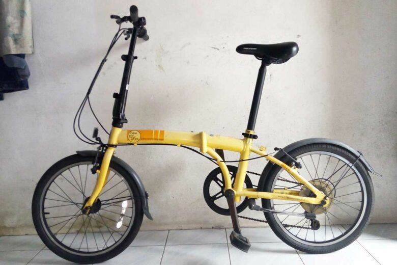 Un vélo pliant jaune.