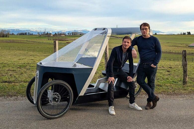 Les fondateurs de e-roe et leur quadriporteur.