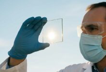Un chercheur devant un verre photovoltaïque.