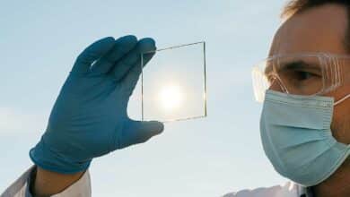 Un chercheur devant un verre photovoltaïque.