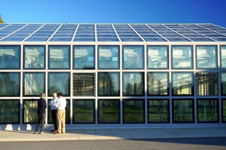 Un bâtiment équipé de verres solaires.