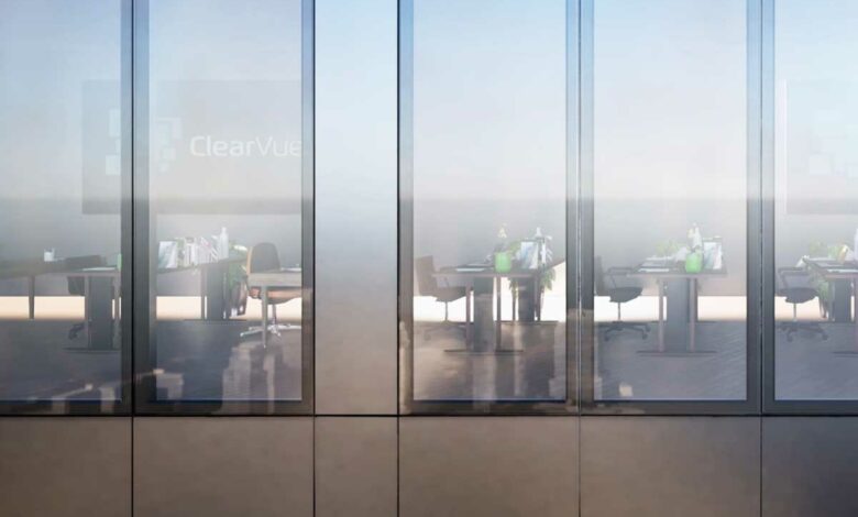 Des verres solaires installés sur un bâtiment.