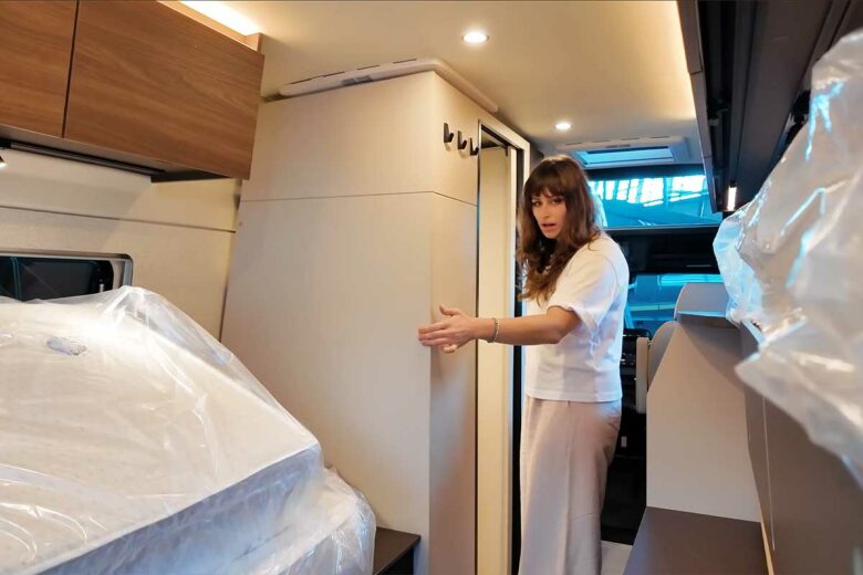 Une cabine de salle de bain sur rails.