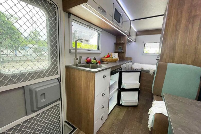 Un camping car avec quelques éléments de cuisine.