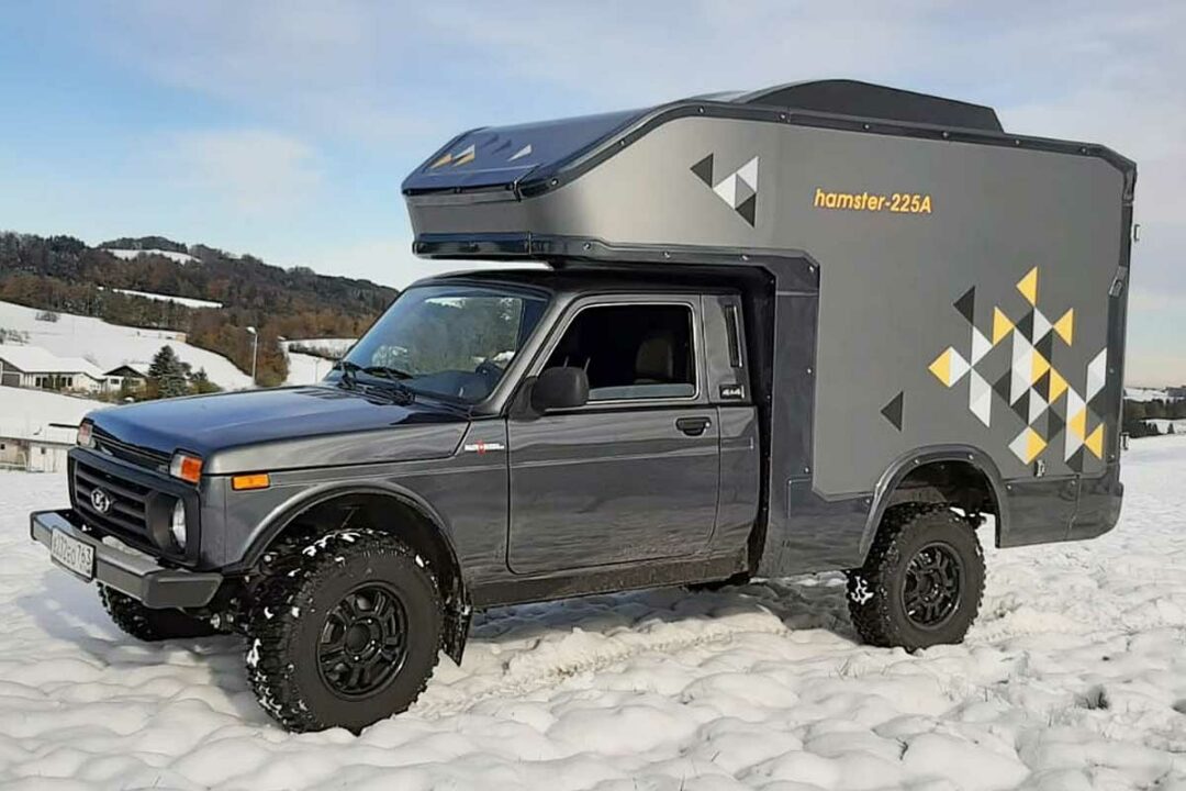 Un camping car sur une base de Lada Niva.